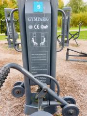 Olen kaivannut GymParkin selkäliikuntavälineeseen painovastusta. Tämän puiston selkärullassa sitä oli 15 kg ja liikkeen tekeminen oli mukavaa. Selkäliikkeen rullat olivat miellyttävän tuntuiset selkää vasten. Tämän myötä liikkeen suorittaminen oli paremmin hansassa.