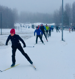 Lauantaina 8.2. klo 9:00 olin Espoon Oittaalla hiihtämässä 2,5 km:n mittaisella tykkibaanalla. Väkeä oli kuin pipoa, mutta hyvin mahduttiin ja sovussa hiihdettiin. Noin 80% hiihtäjistä oli työikäisiä, eli 