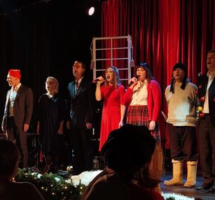 Kuvassa Oulun kaupunginteatterin näyttelijät illan viimeisessä yhteislaulussa.